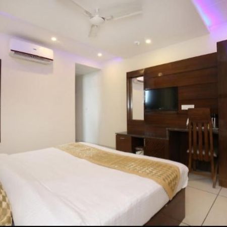 Hotel Silver Palm Zirakpur Kültér fotó
