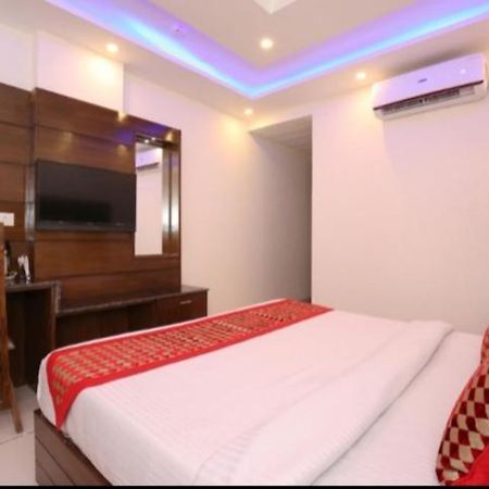 Hotel Silver Palm Zirakpur Kültér fotó