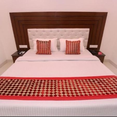 Hotel Silver Palm Zirakpur Kültér fotó