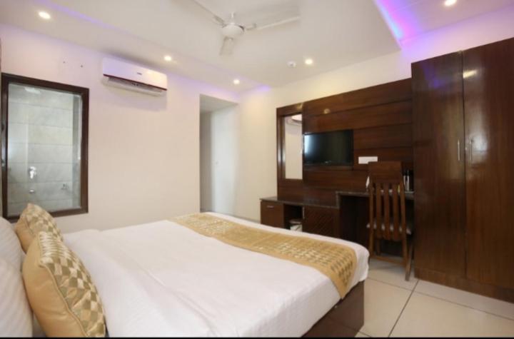 Hotel Silver Palm Zirakpur Kültér fotó