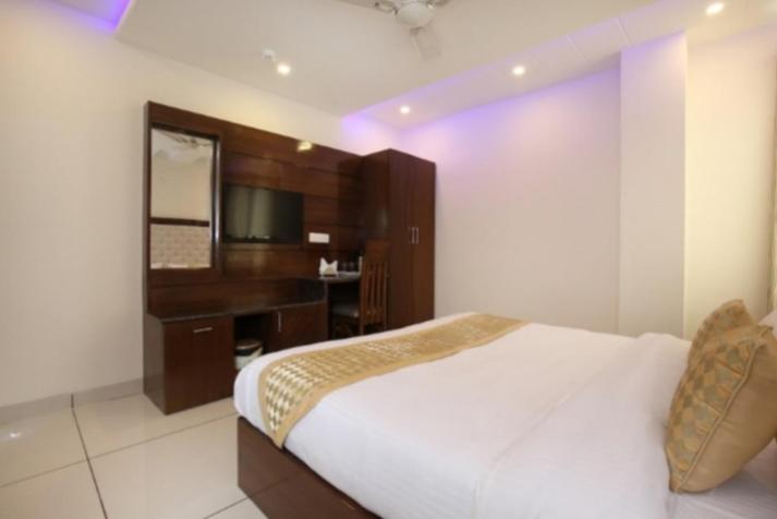 Hotel Silver Palm Zirakpur Kültér fotó