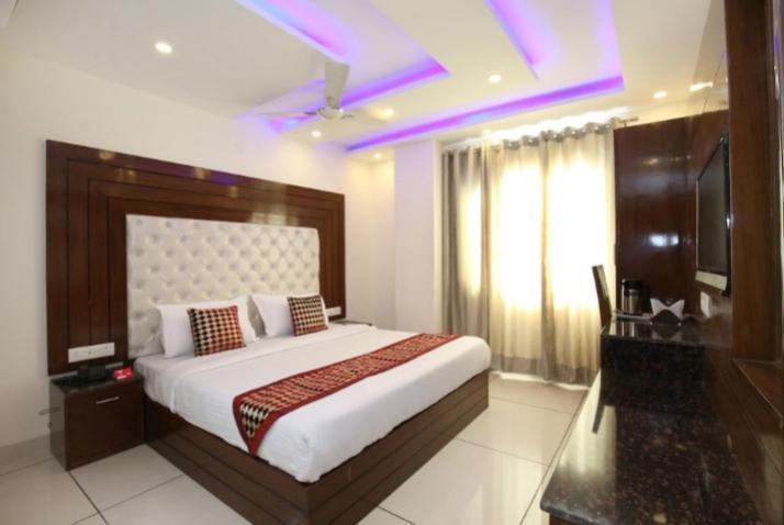 Hotel Silver Palm Zirakpur Kültér fotó