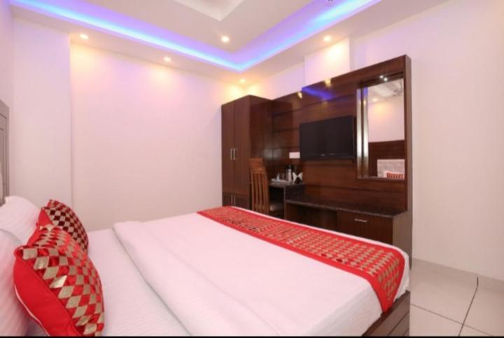 Hotel Silver Palm Zirakpur Kültér fotó