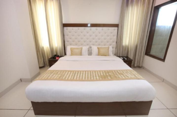 Hotel Silver Palm Zirakpur Kültér fotó