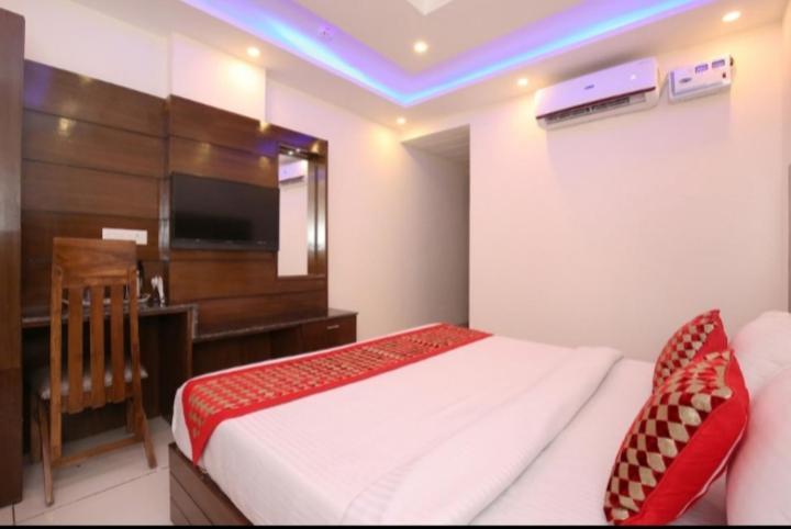 Hotel Silver Palm Zirakpur Kültér fotó