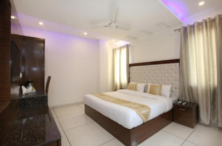 Hotel Silver Palm Zirakpur Kültér fotó