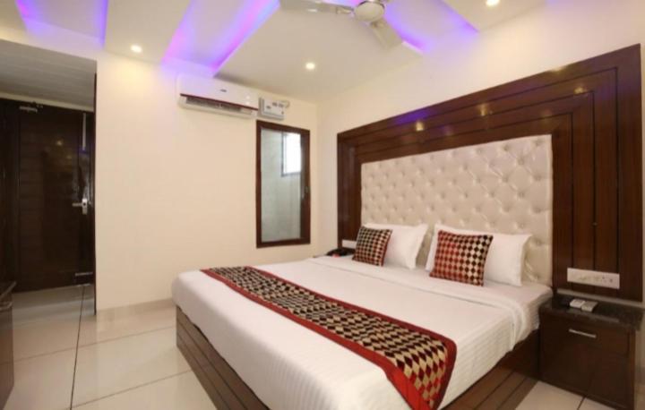 Hotel Silver Palm Zirakpur Kültér fotó