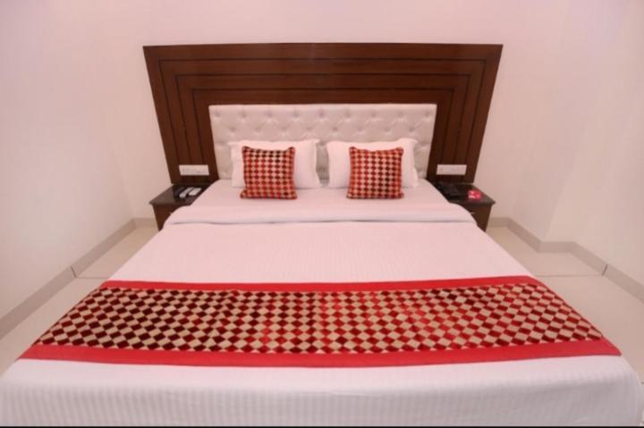 Hotel Silver Palm Zirakpur Kültér fotó